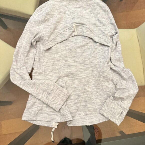 Lululemon Jacket Fits like a small - Picture 4 of 4